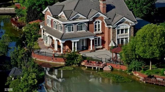 一湖潋天地，，，，，，一墅悦人生